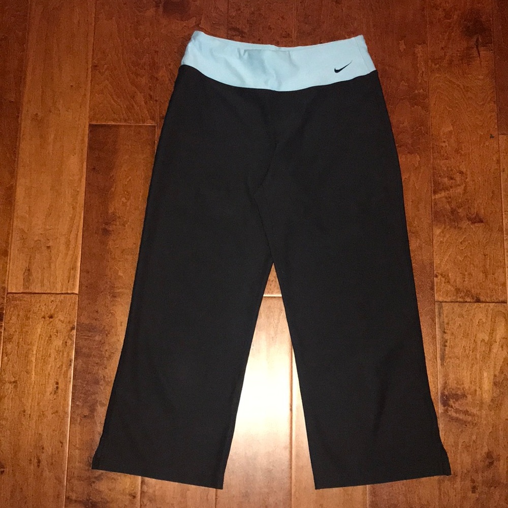 NIKE CAPRI WORKOUT PANTS